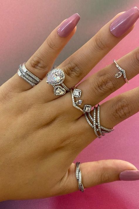 Pandora Rings On Hand, Pandora Stackable Rings, Pandora Bracelet Designs, Ring Stacks, Hand Rings, Expensive Jewelry Luxury, Jewelry Styles, Pandora Rings, Set Jewelry