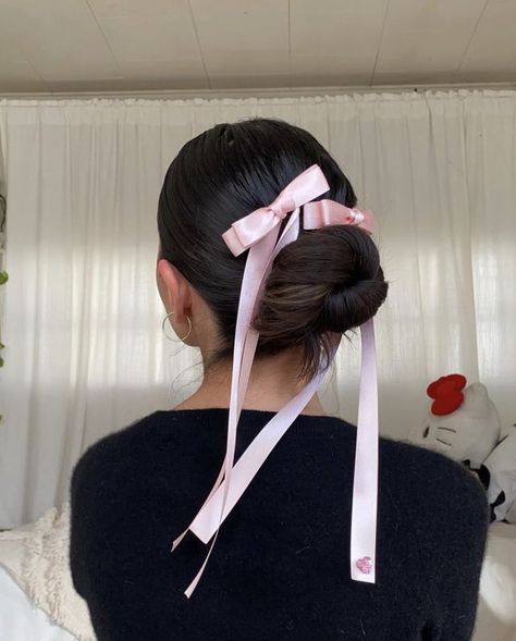 Pink Pilates, Holiday Hair, Pilates Princess, Bow Hairstyle, Ribbon Hairstyle, Peinados Fáciles Para Cabello Corto, Hair Stylies, Ribbon Hair, Aesthetic Hair