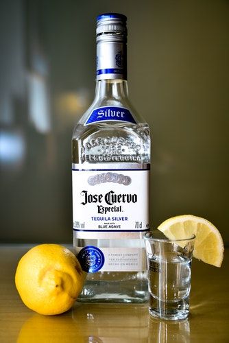 closeup photo of sealed Jose Cuervo tequila silver bottle Healthy Alcohol, Espolon Tequila, Best Tequila, Kids Dishes, Beer Store, Tequila Bottles, Tequila Cocktails, Good Foods To Eat, Margarita Recipes