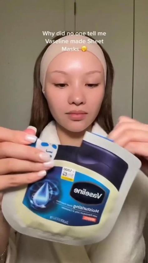 Vaseline Sheet Mask, How To Slug Face With Vaseline, Vaseline Face Mask, Vaseline Benefits, Diy Vaseline, Skin Care Glowing, Vaseline Hacks, Benefits Of Vaseline, Vaseline Uses