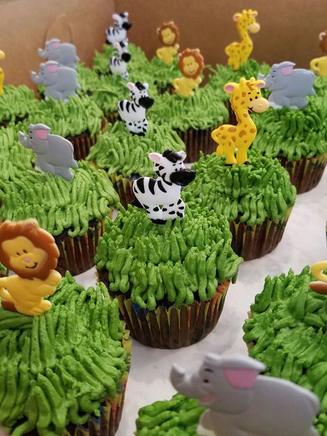 Animal Theme Cupcakes, Animal Cupcake Cake, Two Wild Birthday Party Boy Cake, Jungle Birthday Cupcakes, Jungle Party Cupcakes, Jungle Cupcake Cake, Safari Birthday Cupcakes, Food For Wild One Birthday Party, Party Animal Cupcakes