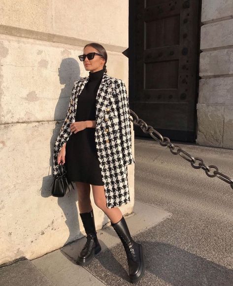 Zara Street Style🖤 в Instagram: «📸: @majamarko7 Zara tweed coat🖤ref:2044/438/064 ✨✨✨ #zara #zaraeurope #zarastyle #zaralover #zaralovers #style #stylish #zarafashion…» Zara Street Style, Christmas Dinner Outfit, Double Breasted Coat Women, Outfit For Today, Black And White Coat, Fringe Coats, Zara Tweed, Womens Tweed, Houndstooth Coat