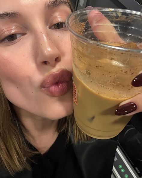 Hailey Bieber Just Co-Signed Espresso Nails As Winter’s Must-Try Mani Trend Beiber Nails, Brown Manicure, White Chrome Nails, Nail Polish Painting, Brown Nail Polish, Natural Nail Polish, Nail Color Trends, 90s Hairstyles, Pop Up Event