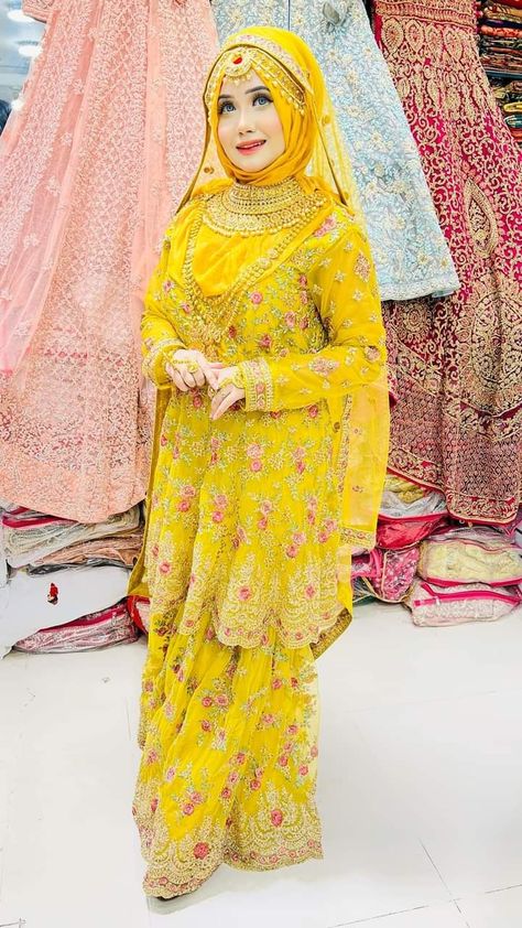 Traditional Clothing Around The World, Hijabi Bride, Pakistani Bridal Couture, Wedding Hijab Styles, Haldi Dress, Hijabi Brides, Bride Dress Simple, Bridal Makeover, Hijab Look