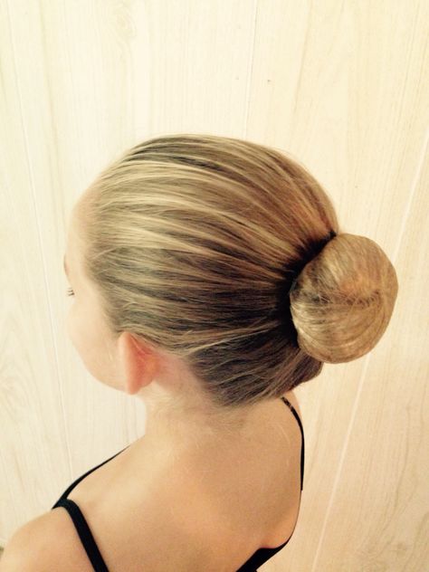 The perfect ballet bun Ballet Bun Ideas, Low Ballet Bun, Perfect Ballet Bun, Bun Ballet, Dancer Hairstyles, Bun Prom Hairstyles, Ballet Buns, Classy Hairstyle, Steps Web