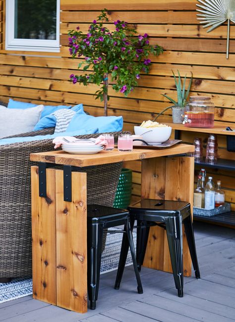 Small Deck Furniture, Deck Furniture Layout, Wood Deck Railing, Deck Seating, Outdoor Sitting Area, Back Deck Decorating, Small Deck Decorating Ideas, Deck Decorating Ideas, Small Deck