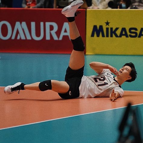 Volleyball Boyfriend Aesthetic, Japan Volleyball, Nike Volleyball, Volleyball Gear, Volleyball Uniforms, Japan Volleyball Team, Volleyball Knee Pads, Mens Volleyball, Ryujin Nippon