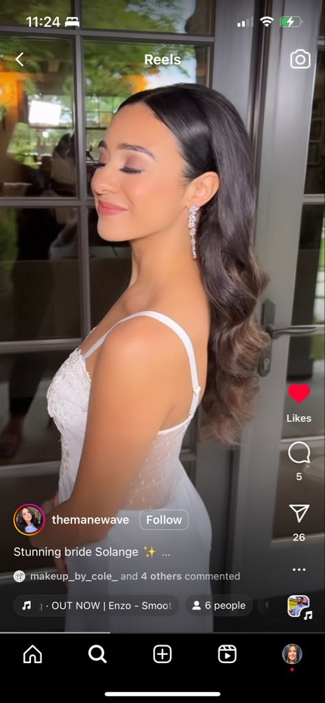 Straight Prom Hair, Grad Hairstyles, Graduation Hairstyles With Cap, Bridesmaid Hair Inspo, Hairstyle For Prom, Strapless Dress Hairstyles, Hairstyles For Gowns, Prom Hair Medium, Simple Prom Hair