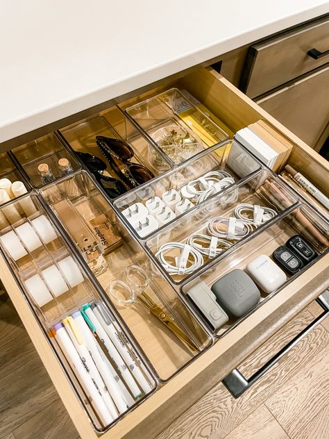 Junk Drawer Organizing, Room Organisation, House Organisation, Organized Desk Drawers, The Home Edit, Study Room Decor, Organization Inspiration, Home Organisation, Drawer Organizer