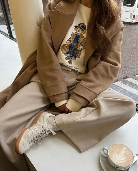 Lucy Grasso (@lucygrassso) op Threads Brown Outfit Aesthetic, December Mood, Fall Outfits Ideas, Brown Autumn, Mocha Mousse, European Casual, Winter Trip, Outfit Autumn, Outfits Girl