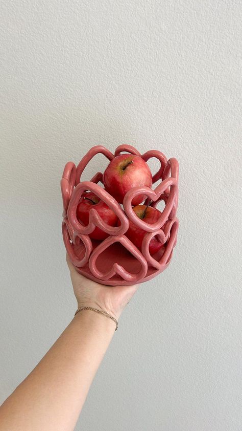 Fruit Ceramic Bowls, Ceramics Fruit Bowl, Valentines Clay Crafts, Slab Pottery Ideas For Beginners, Clay Fruit Bowl, Air Dry Clay Food, Airdryclay Ideas, Clay Presents, Small Clay Projects