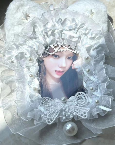 photocard toploader .custom accept Lace Toploader, Photocard Toploader, Deco Toploader, Toploader Deco, Kpop Deco, Diy Tops, Top Decor, Top Loader, Crafts Ideas