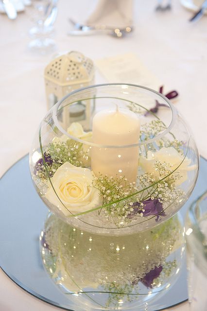 fish bowl 4 white flower , then one of each color 4 bridesmaids with candle Mirror Wedding Centerpieces, ขวดโหล Mason Jar, Flowers And Candles, Tafel Decor, Wedding Table Decorations, Wedding Table Centerpieces, Cheap Wedding, Centre Pieces, Wedding Deco