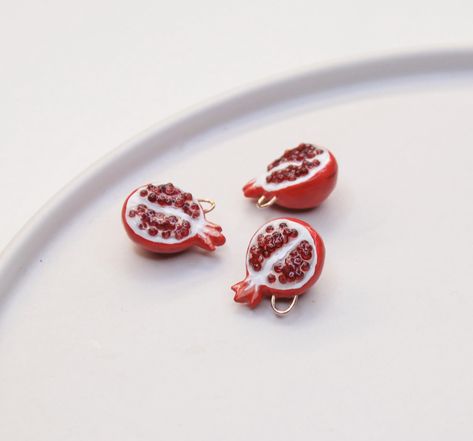 Clay Pomegranate, Pomegranate Cake, Fruit Jewelry, Animal Totems, Mini Foods, Ceramic Sculpture, Diy Earrings, Red Peppercorn, Pomegranate