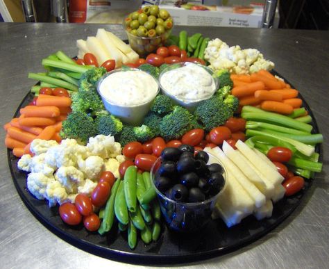 Vegetable Tray, Relish Tray, Vegetable Platter, Relish Trays, Party Food Platters, Veggie Tray, Snacks Für Party, Food Trays, Food Platters