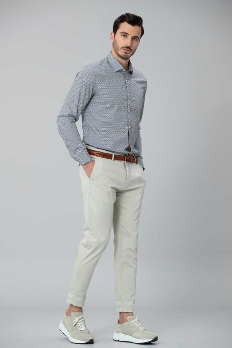 Beige Chinos Men Outfits Casual, Cream Chinos Men Outfits, Beige Shoes Outfit Men, Chinos Men Outfit, Outfit Cowok, Smart Casual Menswear, Smart Casual Work Outfit, Formal Men Outfit, Mens Casual Outfits Summer