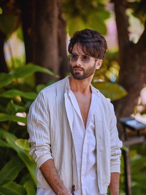 Upcoming Movies Of Farzi Star Shahid Kapoor! Check List! Kurta And Pants, Kurta Pants, Mens Casual Outfits Summer, Shahid Kapoor, Actor Picture, Frame Gallery, Actors Images, Photography Poses For Men, Linen Jacket