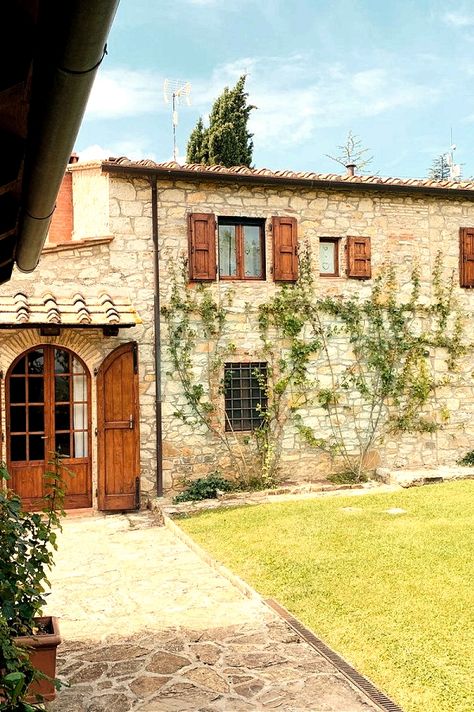 Italian Windows Tuscany Italy, Tuscany House Plans, Tuscan Villa Floorplan, Tuscan Farmhouse Exterior, Tuscany House Exterior, Toscana House Style, Farmhouse Italy, Italian Countryside House, Italian Landscaping