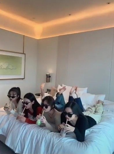 Four Girls Squad Aesthetic, Squad Pictures Aesthetic, 6 Friends Aesthetic, Group Of 6 Poses, 4 Girls Squad Aesthetic, Funny Group Pics, Four Person Pose, Group Of 4 Poses, Squad Poses