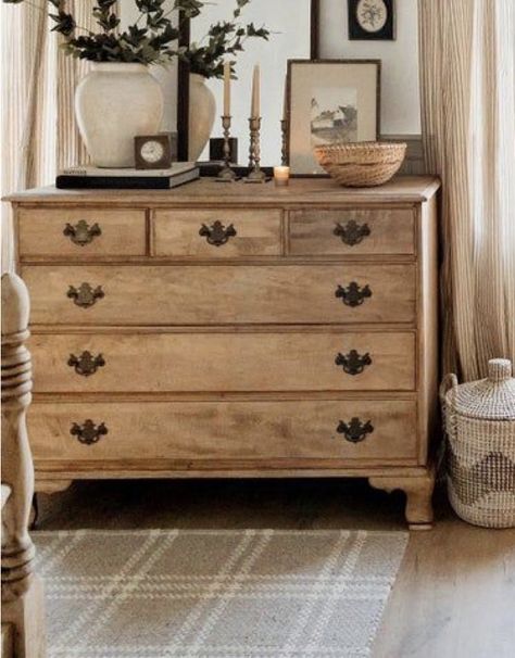 White And Wood Dresser, Refinished Dresser Diy, Dresser Natural, Bedroom Closet Ideas, Refinished Dresser, Raw Wood Furniture, Dresser Diy, Rustic Dresser, Dresser Refinish