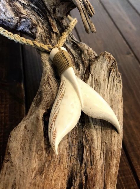 Dremel Bone Carving, Power Wood Carving Projects, Wood Carved Necklace, Wood Carving Necklace, Wood Carved Jewelry, Sculpture Dremel, Wood Whittling, Bone Accessories, Whale Tale