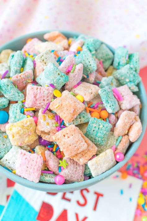 Sweet Unicorn Chex Mix | Club Crafted Birthday Snacks Ideas, Finger Food Party, Kids Birthday Snacks, Sweet Snack Mix, Puppy Chow Chex Mix Recipe, Homemade Chex Mix, Puppy Chow Recipes, Birthday Snacks, Chex Cereal