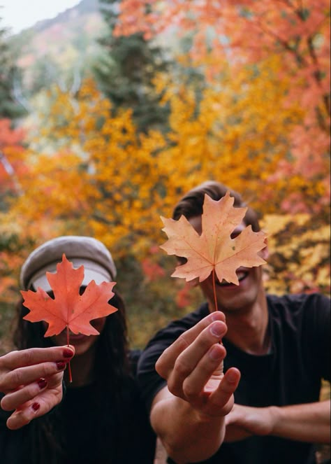 Autumn Photography Portrait, Fall Date Ideas, Fall Couple Pictures, Fall Couple Photos, Fall Couple, Fall Dates, Creative Poses, Aesthetic Couple, Winter Photo