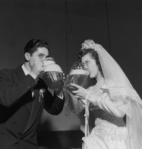 Baby Boomers Generation, Beer Wedding, Vintage Wedding Photos, Quirky Wedding, Vintage Bride, Wedding Humor, Wedding Pics, Drinking Beer, Wedding Looks