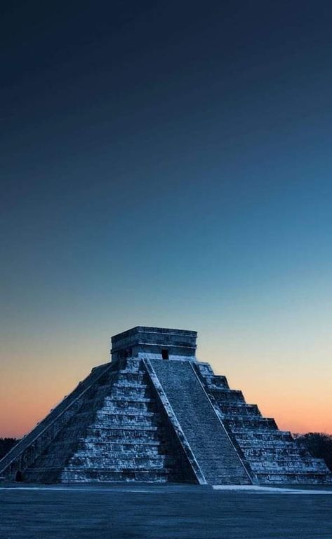 The 7 Wonders Of The World, Wonders Of The World Wallpaper, Mexico Landmarks, Celestial Calendar, Monument Photography, Budget Friendly Honeymoon Destinations, Landmarks Of The World, Beautiful Monuments, World Monuments