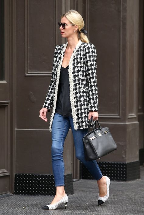 Mommy Outfits, Nicky Hilton, Chanel Jacket, Womens Fashion Inspiration, Rosie Huntington Whiteley, Vintage Inspired Dresses, Katie Holmes, Mode Inspo, Classy And Fabulous