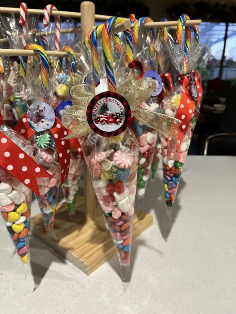 Lolly Stall Ideas, Christmas Lolly Bags, Kids Christmas Treats, Accesorios Aesthetic, Christmas Fair Ideas, Kids Treats, Lolly Bags, Candy Ideas, Corner Ideas