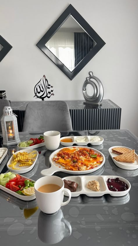 Turkish Table Setting, Turkish Breakfast Aesthetic, Breakfast At Home Aesthetic, Breakfast Table Aesthetic, Dining Table Organization, Turkish Breakfast Table, Family Breakfast Table, Uk Breakfast, Basic Table Setting