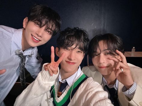 svt contents on X: "[#WEVERSE POST] 231210 DK #도겸 ⚔️: 🩵🩷 https://t.co/bkfbHfyaW3" / X Dk Weverse, Seventeen Pretty U, Pic Icon, Joshua Jeonghan, Dokyeom Seventeen, Seventeen Weverse, Seventeen Dk, Vernon Chwe, Joshua Seventeen