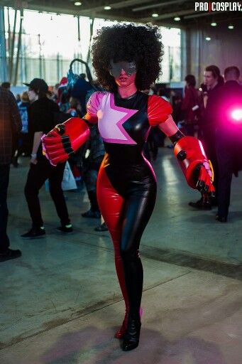 Garnet Garnet Steven Universe Cosplay, Steven Universe Halloween Costumes, Baby Kirishima, Steven Universe Costume, Garnet Cosplay, Su Cosplay, Steven Universe Cosplay, Black Cosplayers, Garnet Steven Universe