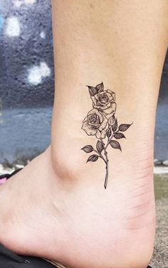 62 Beautiful Ankle Tattoos You May Love to Try! #tattooideas #beautifultattoo #ankletattoo #tattoos Rose Tattoo On Ankle, Sunflower Tattoo Thigh, Delicate Flower Tattoo, Cute Ankle Tattoos, Tattoos Pinterest, Sunflower Tattoo Shoulder, Flower Tattoo Back, Wildflower Tattoo, Muster Tattoos