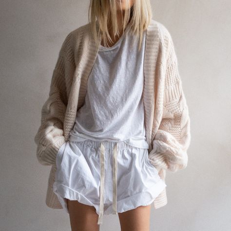 figtny.com At-home cozy... #NakedCashmere #cashmere #linen Bali Clothes, Cozy Summer Outfits, Lounge Clothes, Relaxed Outfit, Linen Tee, Womens Cashmere, Home Wear, Night Wear, Weekend Wear