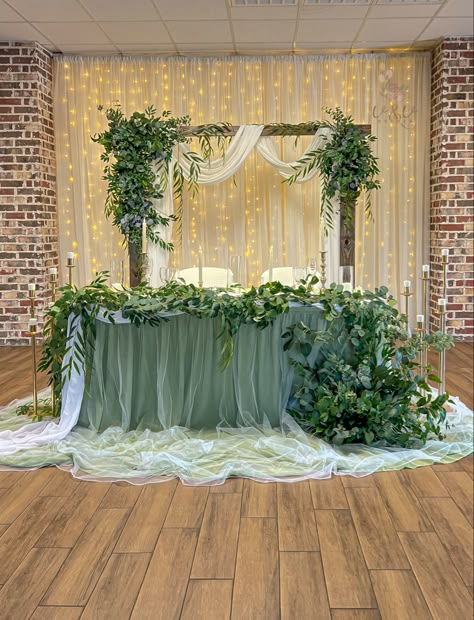 Sage Emerald Wedding, Quince Main Table Ideas Sage Green, Sage Green Quinceanera Main Table, Quince Court Table Green, White And Green Wedding Decor Reception Ideas, Enchanted Forest Theme Quinceanera Table, Quince Main Table Ideas Green, Quinceanera Table Ideas, Sage Green Quince Decorations