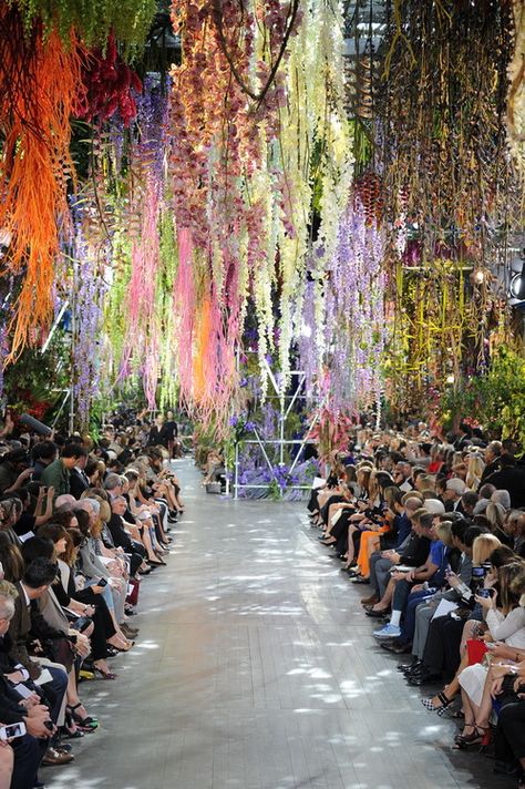 The amazing floral display at yesterday’s dior show #PFW Fashion Installation, Catwalk Design, Flowers Hanging, Flower Installation, Hanging Flowers, Deco Floral, Floral Display, Fashion Event, Arte Floral