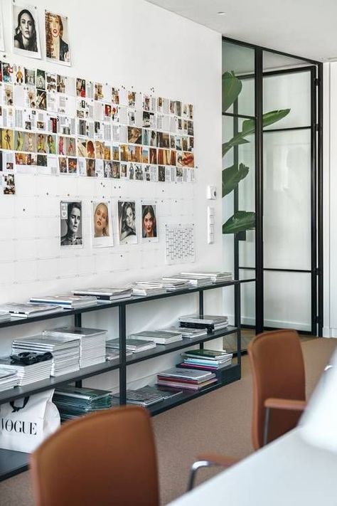 Vogue Office Interior, Vogue Office Aesthetic, Fashion Designer Studio Office, Graphic Designer Room, Vogue Office, Vogue Lifestyle, Agency Office, Design Studio Workspace, Design Studio Office