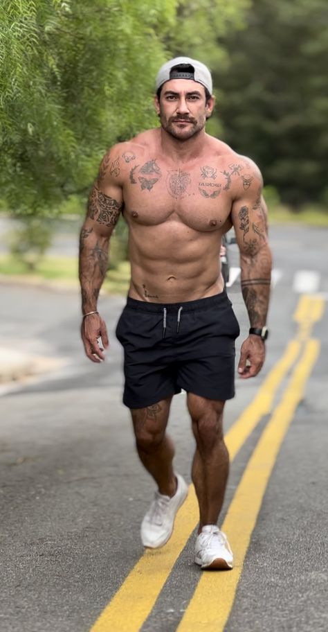 Tattoo Muscle Men, Bump Helmet, Men Pics, Tatted Men, Man Tattoo, Men Tattoo, Muscle Man, Ripped Body, Leg Sleeve Tattoo