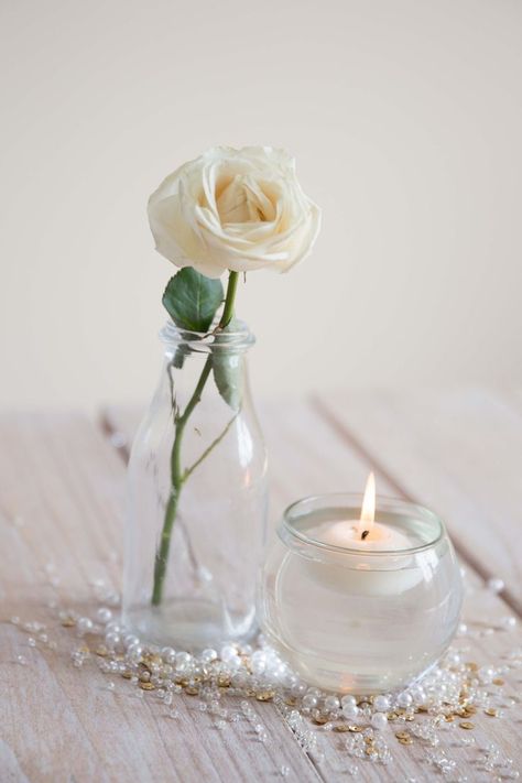 Single White Rose Centerpiece, Vietnam Lotus, Single White Rose, White Rose Centerpieces, Rose Centerpieces Wedding, Bud Vase Centerpiece, Rose Centerpiece, Arte Aesthetic, Small Centerpieces