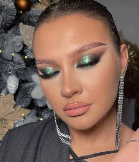 Hunter Green Makeup Look, Soft Green Makeup Looks, Makeup For Mint Green Dress, Emerald Green Eyeshadow Looks, Formal Makeup For Green Eyes, Formal Makeup For Blue Eyes, Emerald Makeup Look, Beauty Tattoo Ideas, Green Glam Makeup