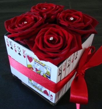 wonder if we could this with a pillar in the middle instead of flowers.... Casino Themed Centerpieces, James Bond Party, 4 Panel Life, Casino Birthday, Flower Setting, James Bond Theme, Las Vegas Party, Vegas Theme, Casino Party Decorations