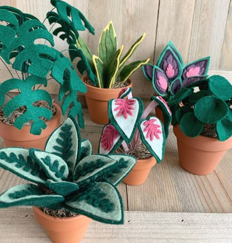 Felt Plant Ornament, Plant Sewing Project, Diy Felt Plants, Fabric Plants Diy, Felt Plants, Flowers Felt, Fabric Plants, Felt Succulents, Felt Sewing