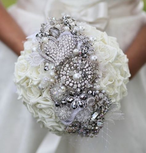 Runway Fashions About Weddings: What Kinds of Bridal Bouquets Will You Choose For Winter Weddings Bride's Bouquet, 1920s Wedding, Have Inspiration, Brooch Bouquet, Holding Flowers, Brooch Bouquets, Wedding Wishes, Halloween Make, Flowers Wedding