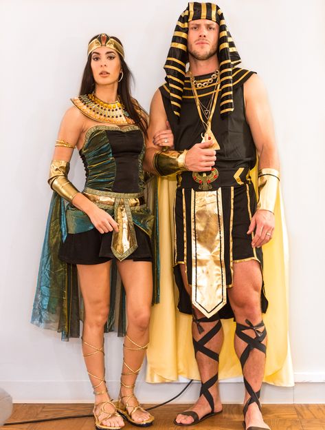 Couples Halloween party costume idea- Egyptians @wifeydiariesblog Queen Nefertiti Costume, Nefertiti Costume, Egyptian Queen Costume, Cute Halloween Costume Ideas, Egyptian Goddess Costume, Cleopatra Halloween, Pharaoh Costume, Cute Halloween Costume, Best Couples Costumes