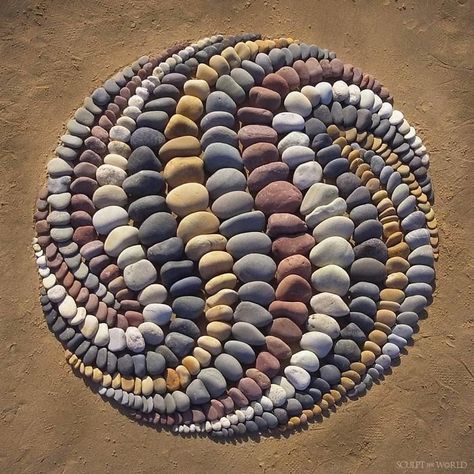 Artist Arranges Stones In Stunning Patterns On The Beach, Finds It Very Therapeutic (30 Pics) Beach Land Art, Summer Mandala, Jon Foreman, Rock Projects, House Remodeling, Rock Sculpture, Art Pierre, Pebble Mosaic, Earth Art