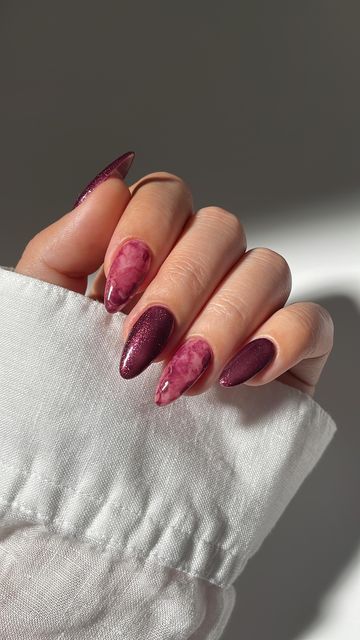 Dark Pink Marble Nails, Colored Marble Nails, Red Marmor Nails, Dark Red Marble Nails, Marble Valentines Nails, Maroon Marble Nails, Maroon And Pink Nails, Rose Color Nails, Marble Red Nails