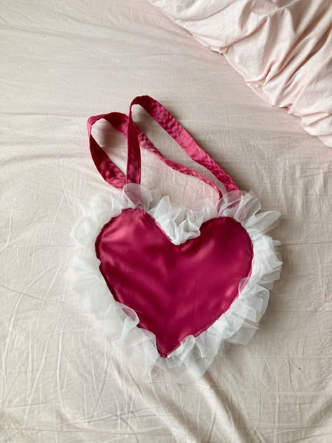 Diy Heart Bag, Sewing Bags Diy, Easy Thrift Flip, Heart Bags, Bag Accessories Diy, Heart Tote Bag, Heart Shaped Bag, Diy Heart, Sewing Projects Clothes