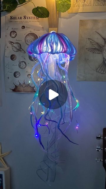 Floating Jellyfish Craft, Jellyfish Decor Diy, How To Make Jellyfish Decorations, Diy Jellyfish Lamp, Pipe Cleaner Jellyfish, How To Make Jellyfish, Diy Jellyfish Lantern, Recycled Crafts Useful Creative, Diy Crafts Aesthetic